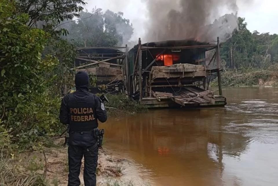 Operação conjunta da PF e IBAMA resulta na destruição de 26 dragas