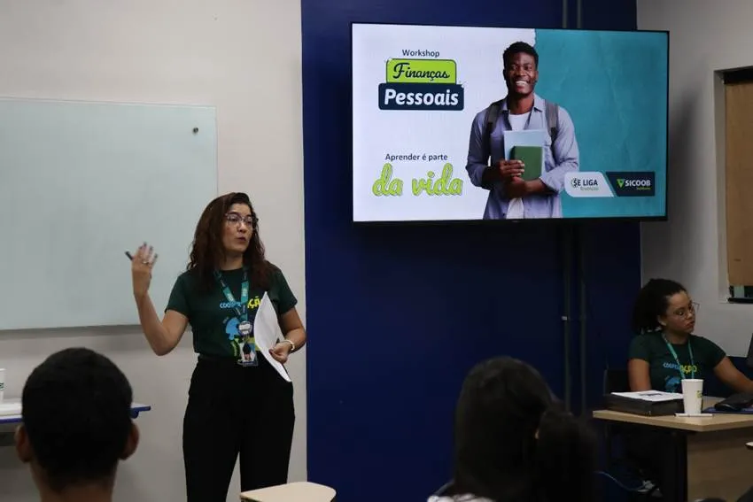 Grupo de pessoas em frente a televisãoO conteúdo gerado por IA pode estar incorreto.