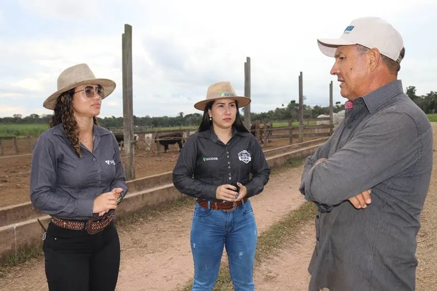 Pessoas posando para foto O conteúdo gerado por IA pode estar incorreto.