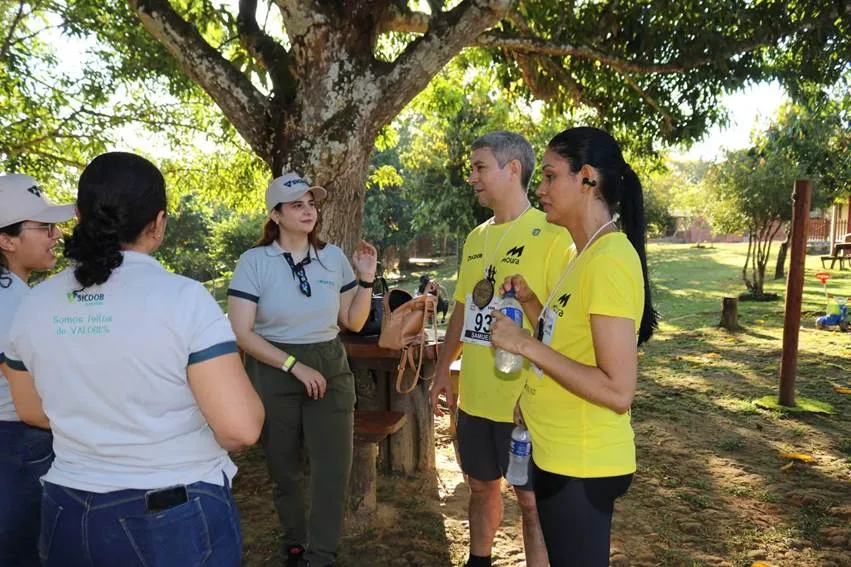 Pessoas em pé em frente a árvore O conteúdo gerado por IA pode estar incorreto.