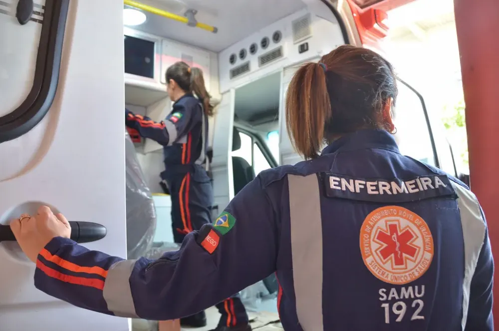 Duas jovens ficam feridas após perderem controle de motocicleta em Buritis