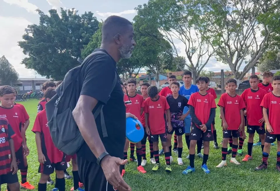 Waltinho Machado “Batuta”, observador técnico do Flamengo, acompanha atletas da escolinha do Flamengo em Buritis