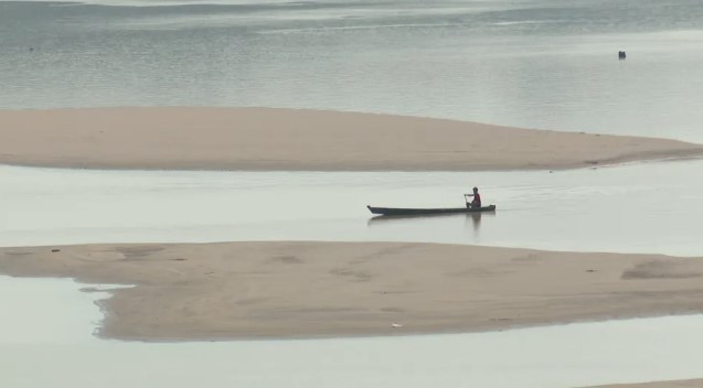 Pescador no rio Madeira, em Porto Velho — Foto: Tiago Frota/Rede Amazônica