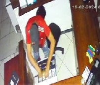 Suspeito furtando caixa do restaurante | Foto: Reprodução/Redes Sociais
