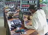 Homem armado dentro do estabelecimento em Buritis | Foto: Captura de tela/Redes Sociais