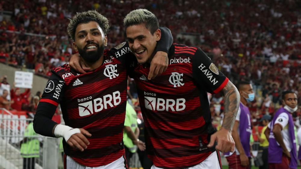 Gabi e Pedro abraçados quando ainda jogavam como dupla em campo | Foto: Reprodução