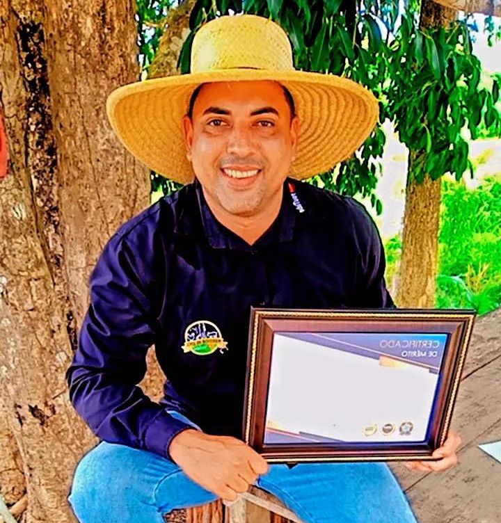 Waguinho ao lado do prêmio | Foto: Reprodução/Redes Sociais