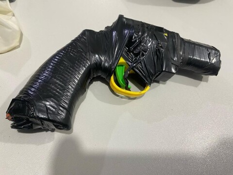 Ladrão tenta assaltar jovens com arma de brinquedo, leva uma surra e é preso em flagrante | Foto: Reprodução