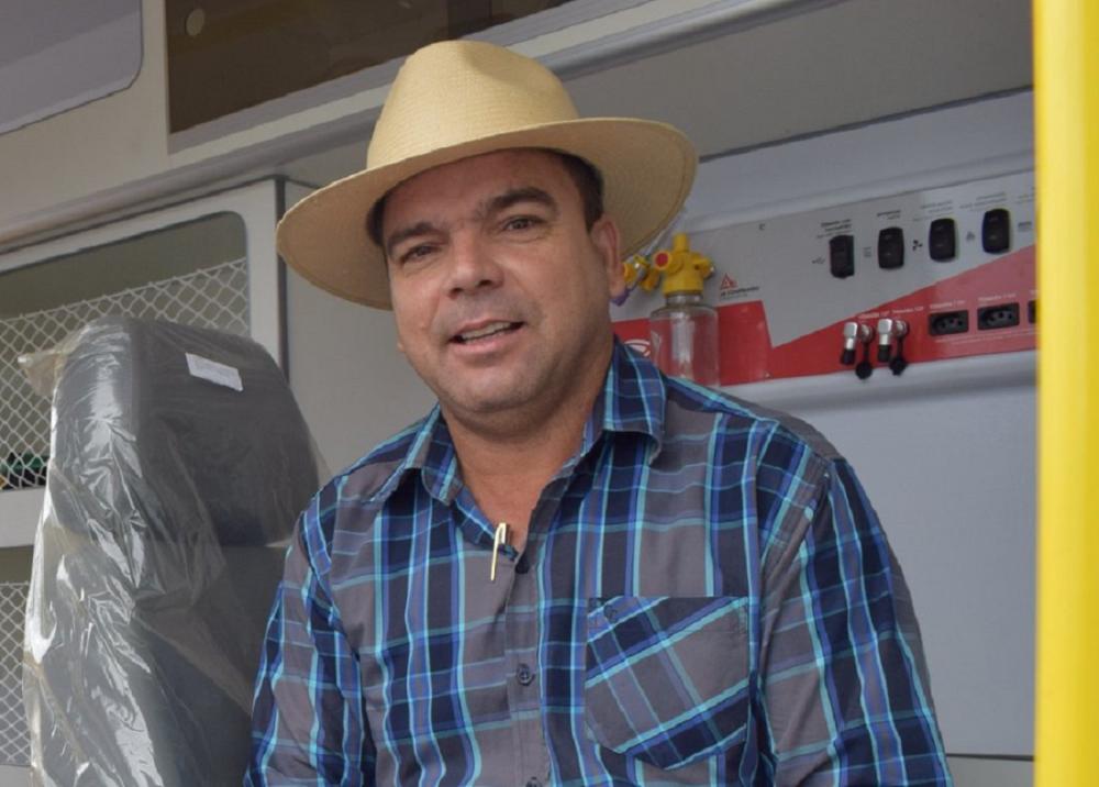 Prefeito de Buritis, Roni Irmãozinho, diz que professora afastada e pré-candidata a vereadora buscou promoção política com denúncia de livro | Foto: Reprodução, Alerta Buritis