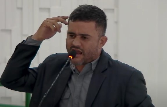 Vereador João Orlando - "Nessa administração é comum perseguir", afirma vereador sobre Prefeito Roni Irmãozinho na Câmara Municipal de Buritis | Foto: Reprodução/Youtube