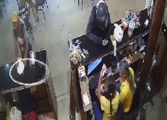 BURITIS: Homem furta celular de modelo Samsung no balcão da Churrascaria Da Costa | Foto: Captura de Tela