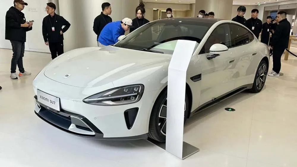 Carro da xiaomi no estacionamento da empresa | Foto: Reprodução Xiaomi