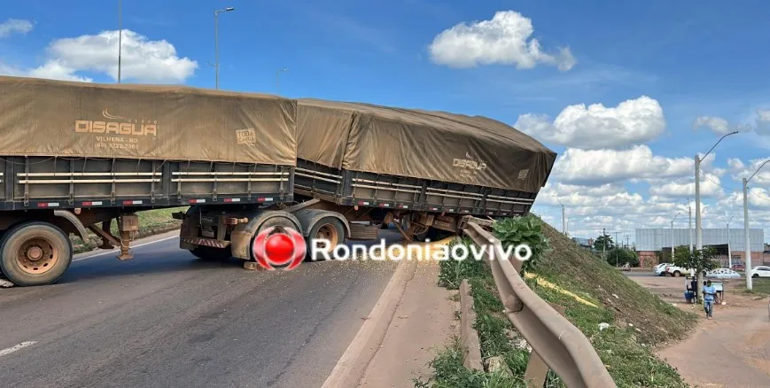 Carreta carregada com milho quase cai do viaduto em Porto Velho