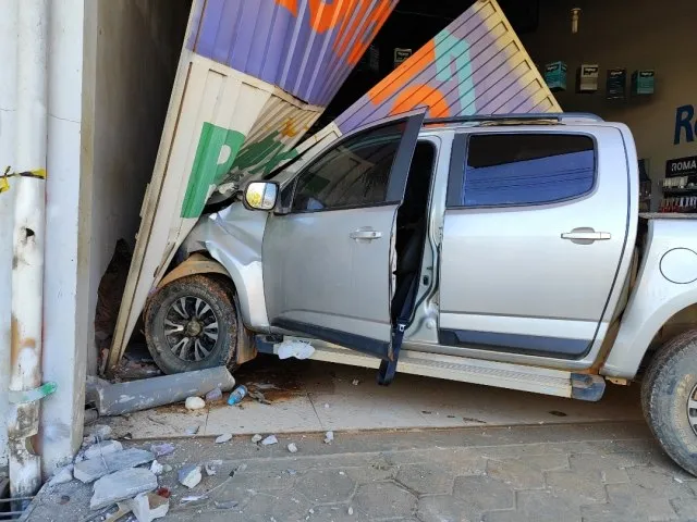 Caminhonete descontrolada invade estabelecimento comercial em Buritis | Foto: Reprodução/WhatsApp