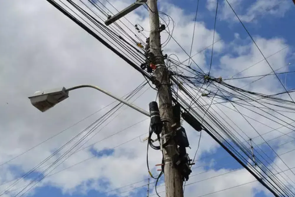 Jovem morre eletrocutado em Ji-Paraná ao instalar cabo de internet
