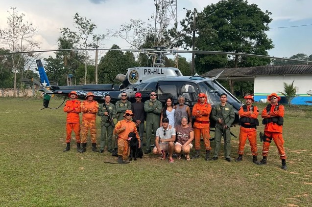 Grupo que realizou o resgate de homem que estava perdido no Pico do Tracoá — Foto: NOA/Divulgação