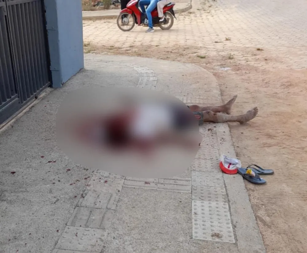 Homem caído no chão, com a madeira ao lado do corpo, Buritis/RO | Foto: reprodução