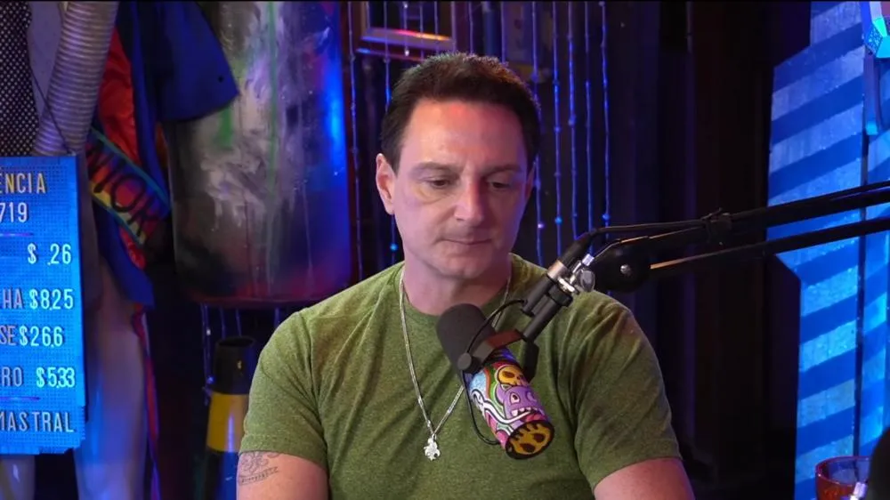  Escritor Daniel Mastral é encontrado morto em uma mata com ferimento na cabeça em Barueri | Foto: Reprodução podcast inteligencia limitada