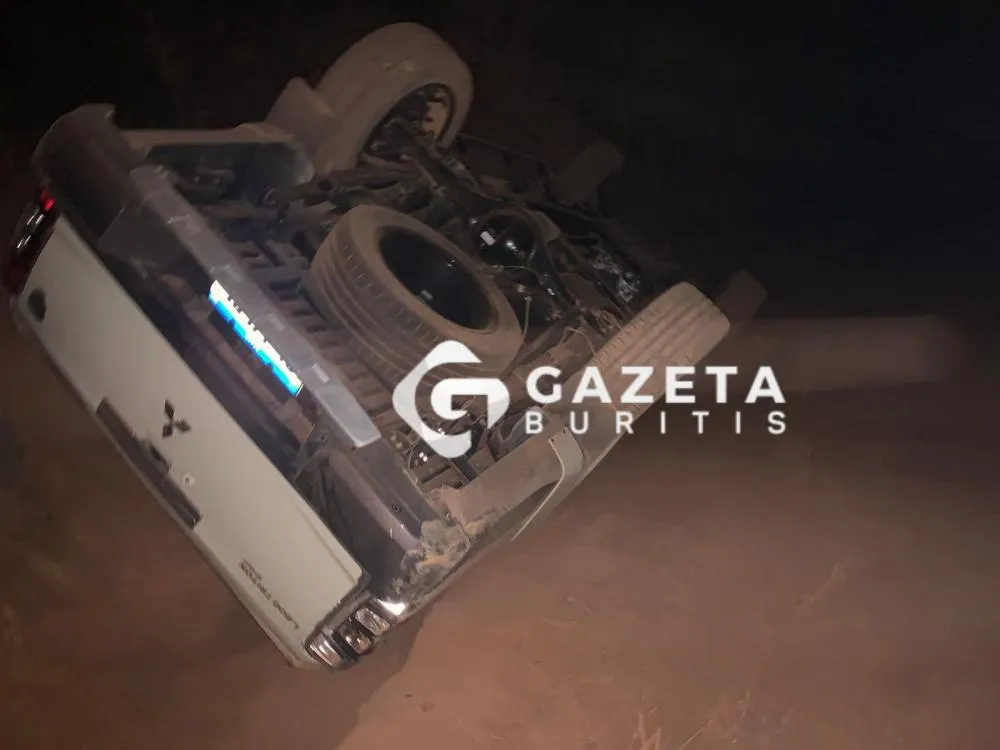 Caminhonete com candidatos a Prefeitura de Buritis capota na Linha Saracura