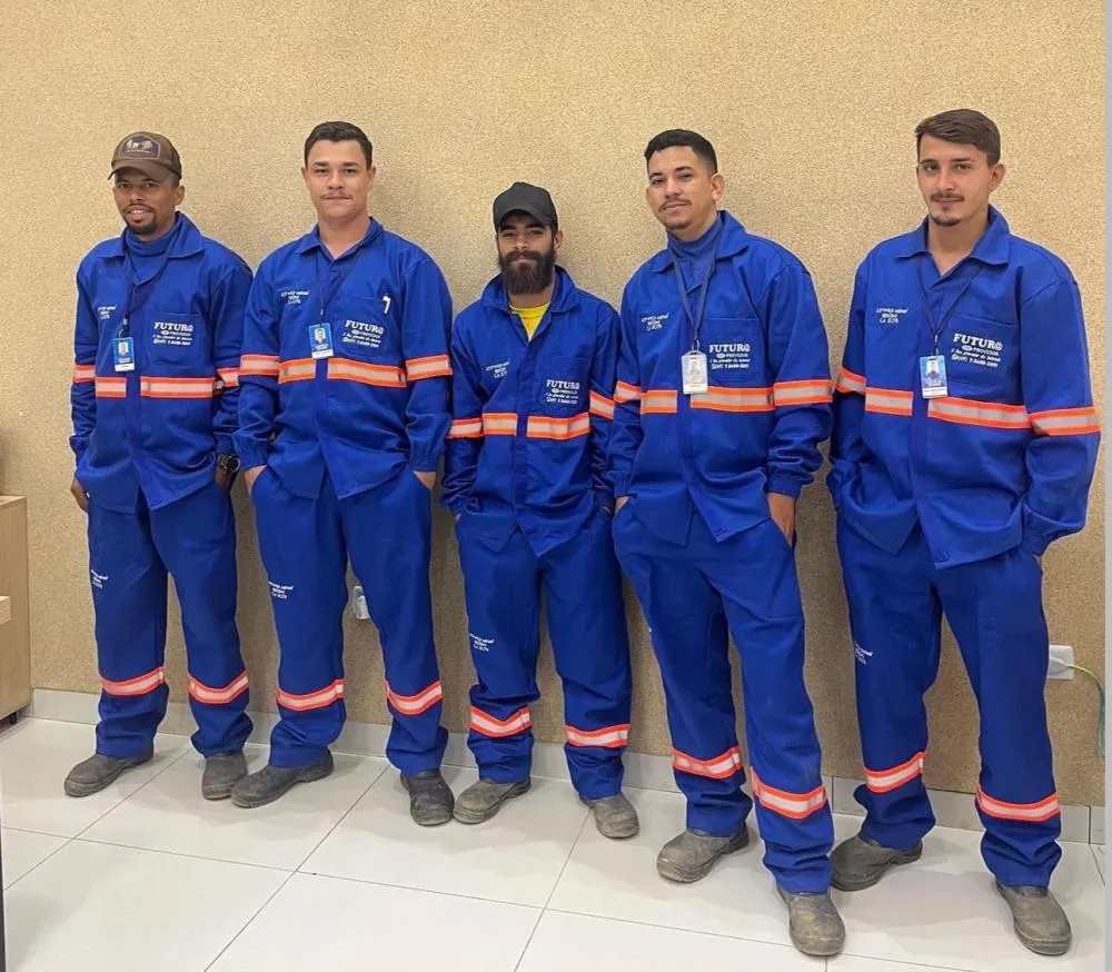 Colaboradores utilizando o novo uniforme | Foto: Reprodução/Rede Social