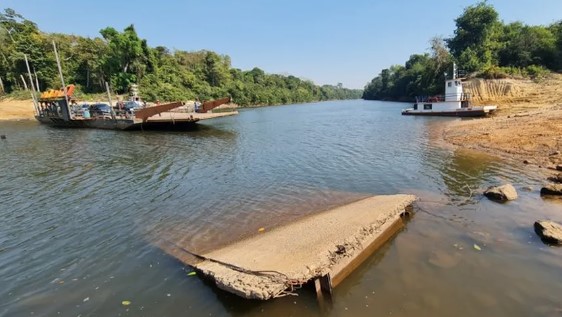 Balsa é usada na travessia do rio Jamari na RO-459 — Foto: ALE-RO/Reprodução