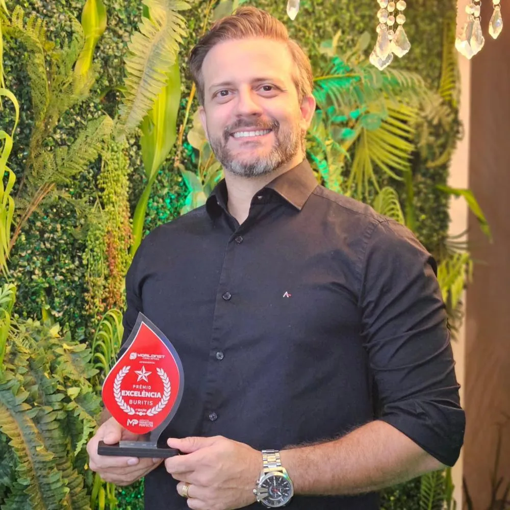 Deputado Delegado Lucas Torres com troféu | Foto: Reprodução/Threads