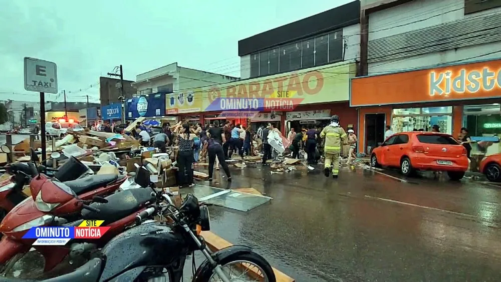 Voluntários, anônimos, militares, bombeiros, muita gente envolvida no resgate. As imagens são das redes sociais.