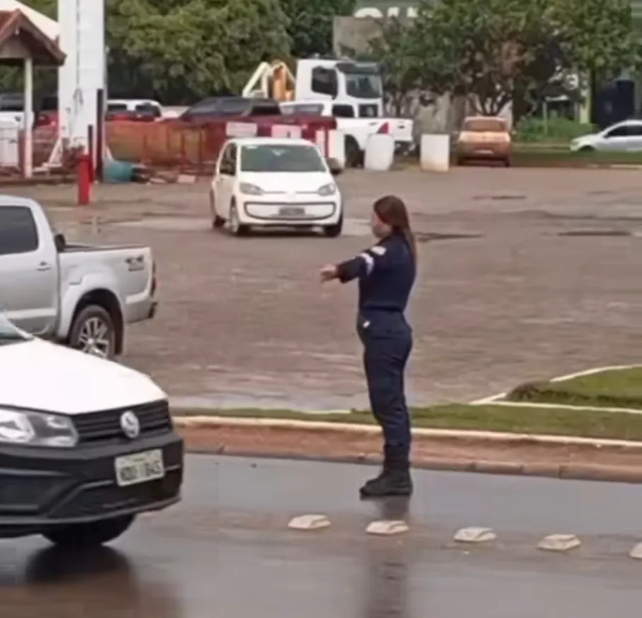 Guarda Municipal de Ariquemes interrompe almoço para ajudar em acidente e recebe elogios