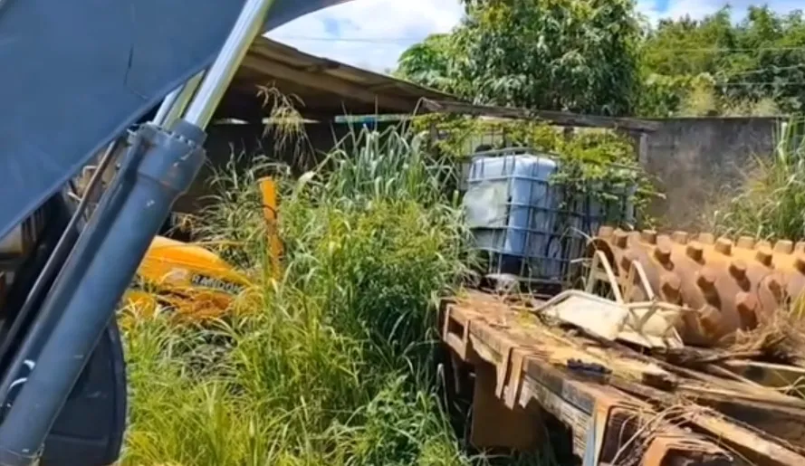 Mato se misturando com maquinario | Foto: Captura de tela, video oficial do Prefeito