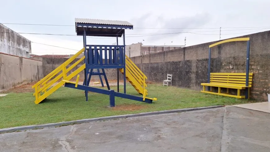 Com madeira doada pelo Ibama, reeducandos do sistema prisional de Buritis constroem parquinho para abrigo infantil