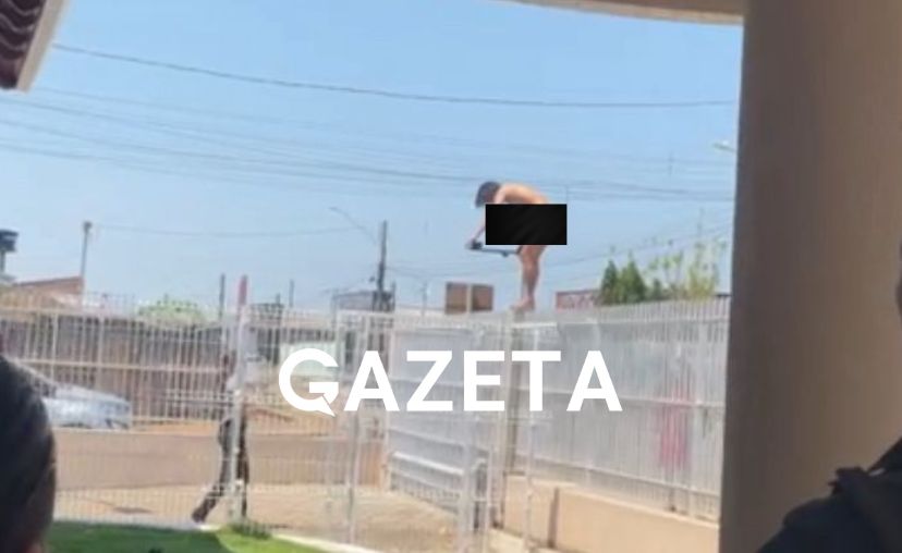 Mulher surta, fica nua e sobe no muro do fórum em Buritis