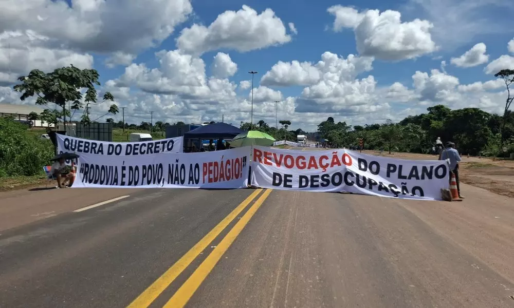 Protesto interdita BR-364 totalmente na entrada de Cujubim e questiona plano de desocupação e pedágio