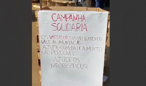 Alimentos arrecadados no inicio da manifestação (Foto: Captura de tela, Vídeo, Buritis Na Mídia)