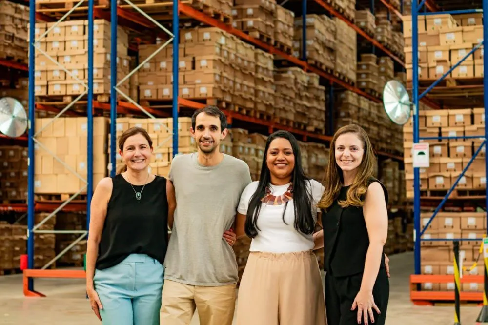 Josie Romero, ⁠vice presidente de operações, suprimentos e logística da Natura; Ignasi Vegas, ⁠Ceo da Cubbo; Elen Diana, consultora Natura e Daiane Galdino, gerente sênior de Inovação Logística da Natura. Foto: Rafael Fialho/ Natura