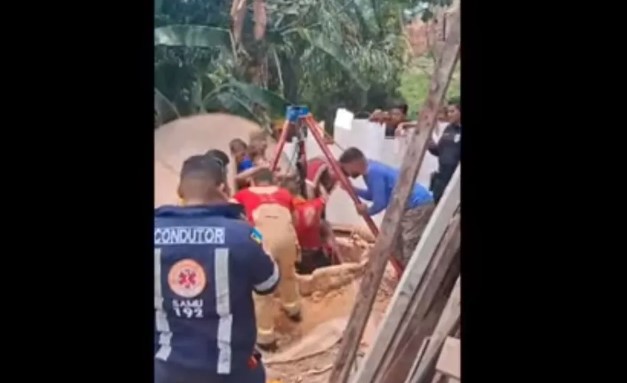 Resgate de homem e bombeiro que passaram mal dentro de poço com 18 metros — Foto: Reprodução
