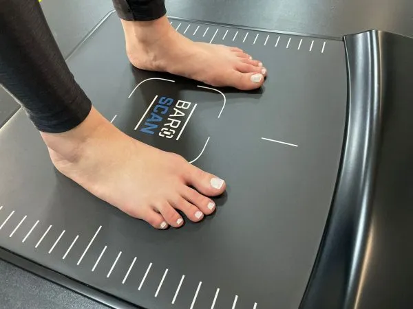 Fisgadas nos pés e dor nas costas? Entenda a relação entre a pisada e a postura