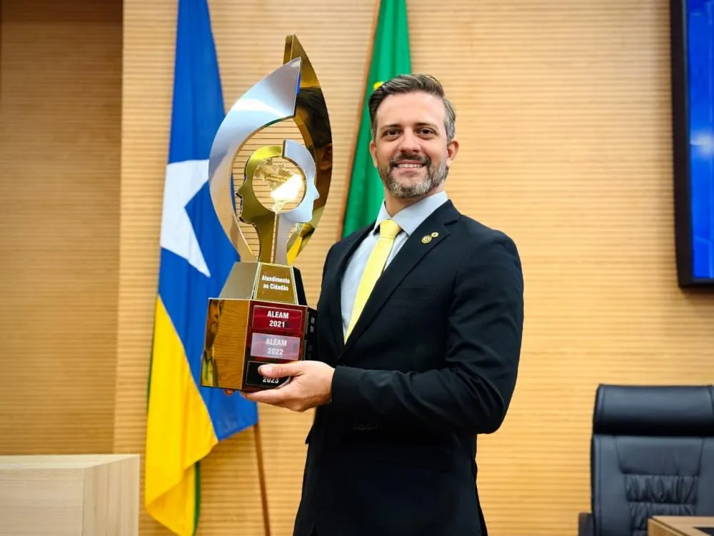 Deputado Delegado Lucas recebe Troféu do Prêmio Unale pela CCJ Cidadã