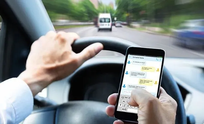 Uso do celular e distrações ao volante multiplicam acidentes e elevam custos para a saúde pública