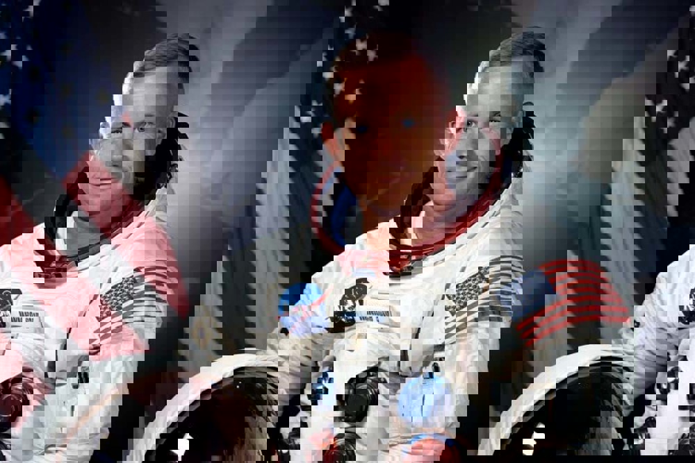 Frank Borman, posando para foto com seu traje espacial (Foto Melhorada com I.A)