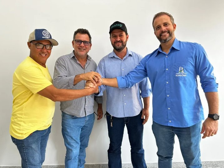 Lucas Torres reunido com possíveis candidatos a Prefeito em Buritis - (Foto: Reprodução)