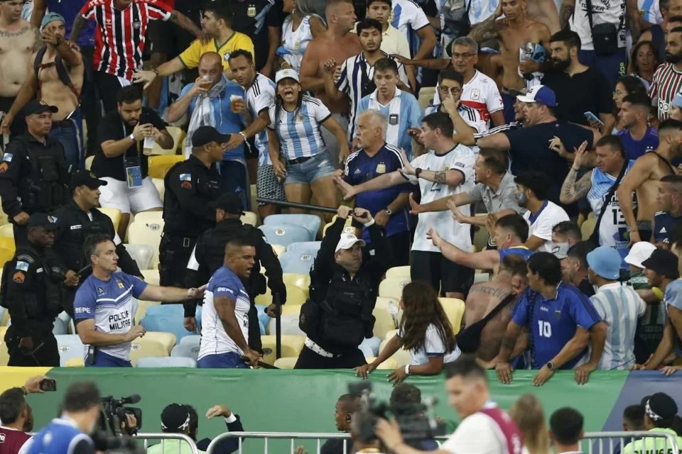 Maracanã tem briga entre torcedores, e Argentina deixa o campo