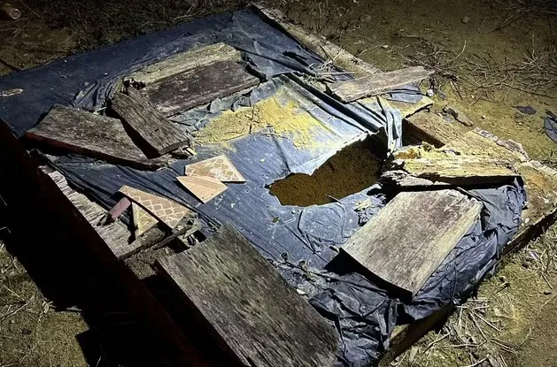 Fossa em que criança de 3 anos foi encontrada — Foto: Reprodução Corpo de Bombeiros Militar 