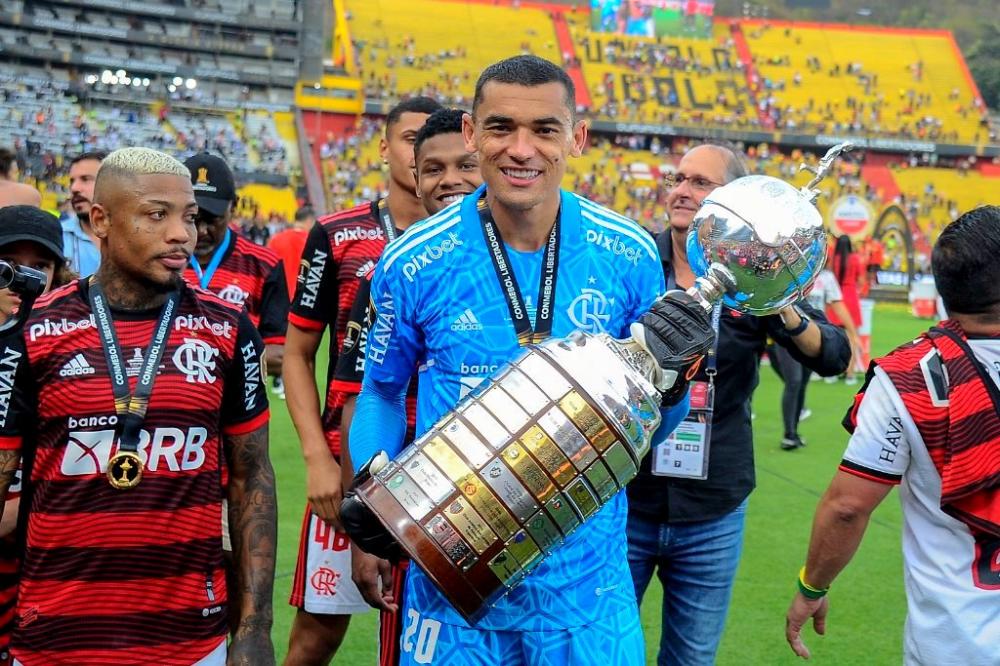 JÁ FOI MELHOR GOLEIRO DO BRASIL: Esquecido no Flamengo, goleiro